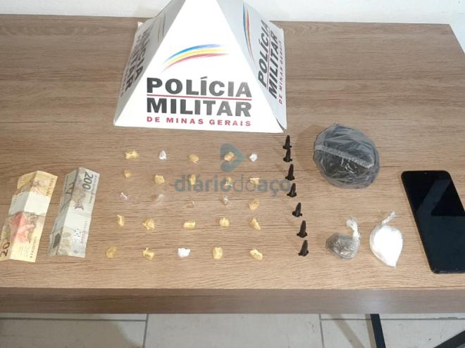 As pedras de crack, cocaína e maconha recolhidas depois da abordagem na blitz