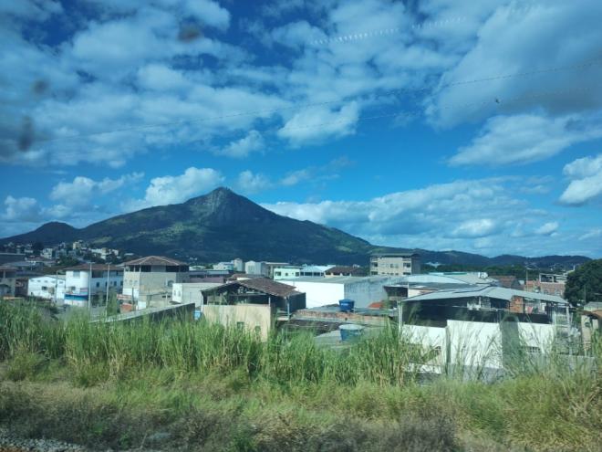 Pico do Ibituruna, em Governador Valadares, visto do trem de passageiros