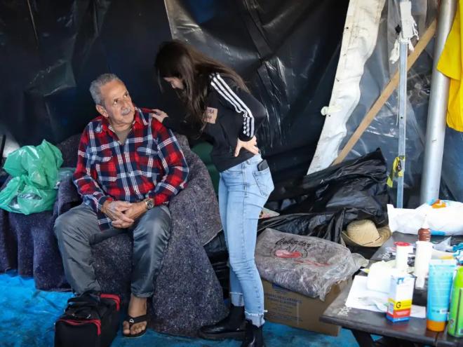 Ao acessarem o centro de triagem, todos recebem atendimento psicológico e um kit básico, com roupas, artigos de higiene e comida