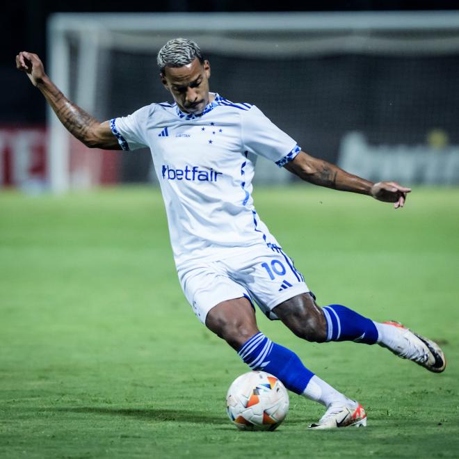Meia Matheus Pereira é um dos líderes de assistência neste Brasileirão