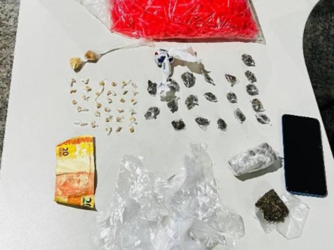 O criminoso foi preso e os materiais foram apreendidos e entregues à delegacia