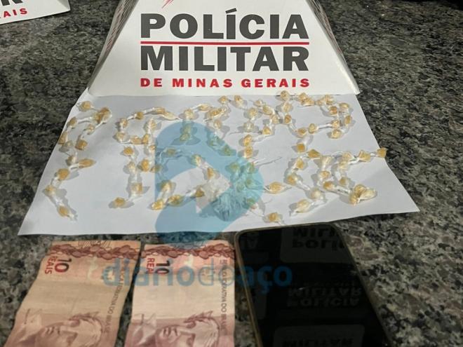Tanto o entorpecente quanto o dinheiro e o celular foram apreendidos