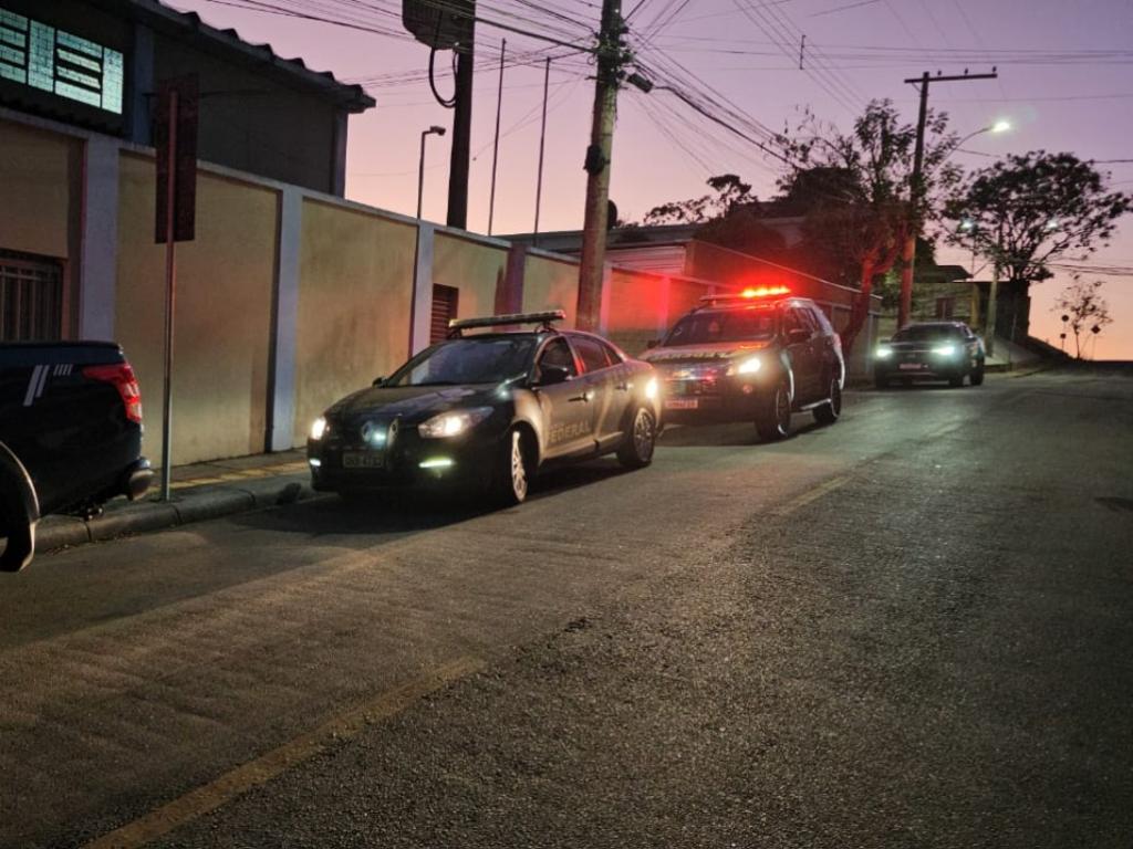 Operação foi deflagrada nos primeiros minutos desta segunda-feira (13)