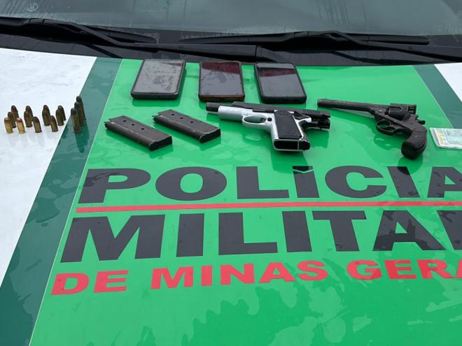 Materiais recolhidos com saqueadores gaúchos encontrados em ação em área alagada