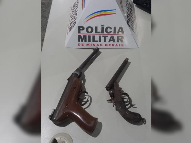 A espingarda de pressão e uma garrucha que foram apreendidas pelos policiais militares