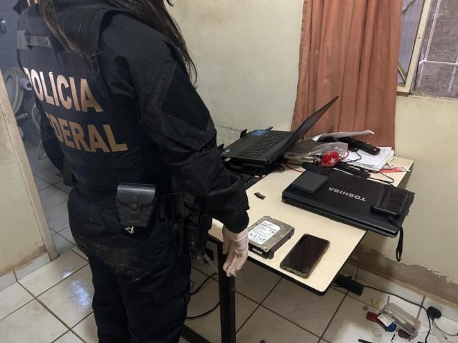Durante o cumprimento do mandado, foram confirmados os fatos investigados e o indivíduo foi preso em flagrante por estar com material contendo imagens de abuso sexual infanto-juvenil