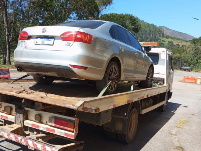A PMMG informou que o veículo foi citado em outras ocorrências de roubos praticados na Zona da Mata 