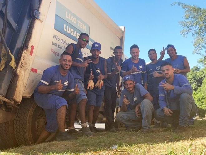 Coletores orientam população a ter mais consciência com o descarte de lixo 