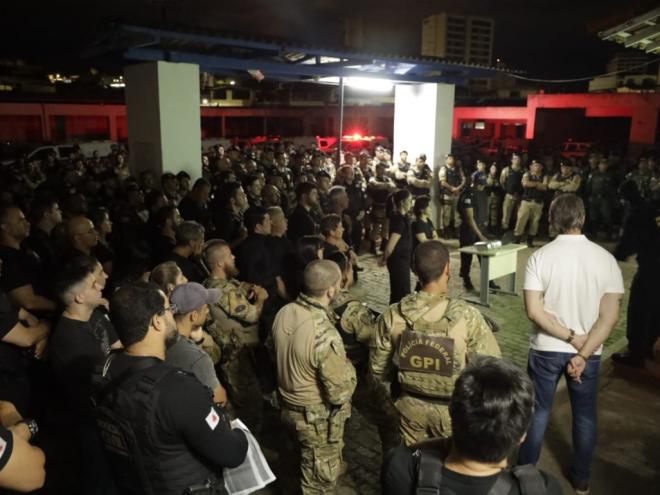 No fim da madrugada desta quinta-feira (16), equipes de todas as forças de segurança saíram a campo para cumprir ordens judiciais de busca, prisão e apreensão 