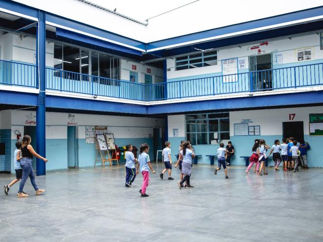 Iniciativas preveem reforma de uma escola municipal e bolsas para alunos do Ensino Médio da rede pública de ensino