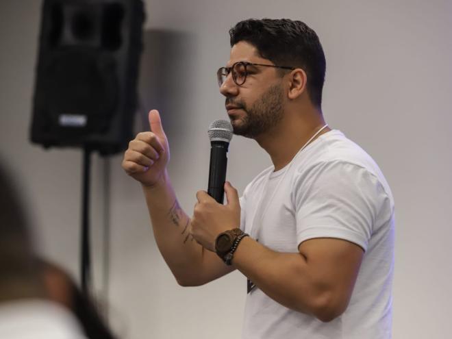 O palestrante do evento será o docente de MBA em Inovação no Senac, comediante e palestrante, Everton Lima