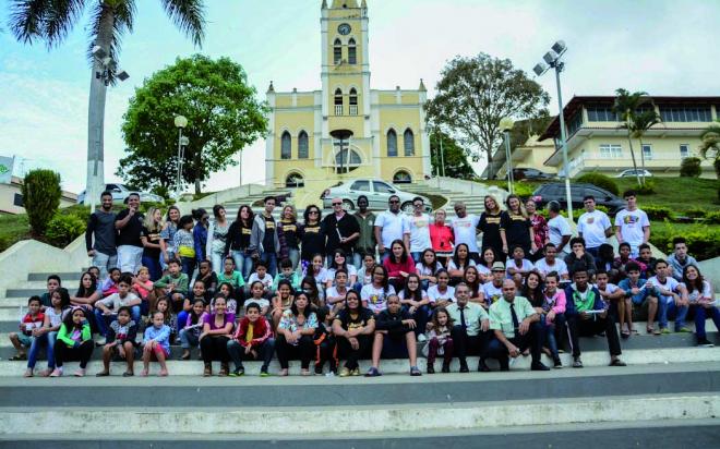 Alunos de Ipatinga posam para foto em frente à Igreja do Divino