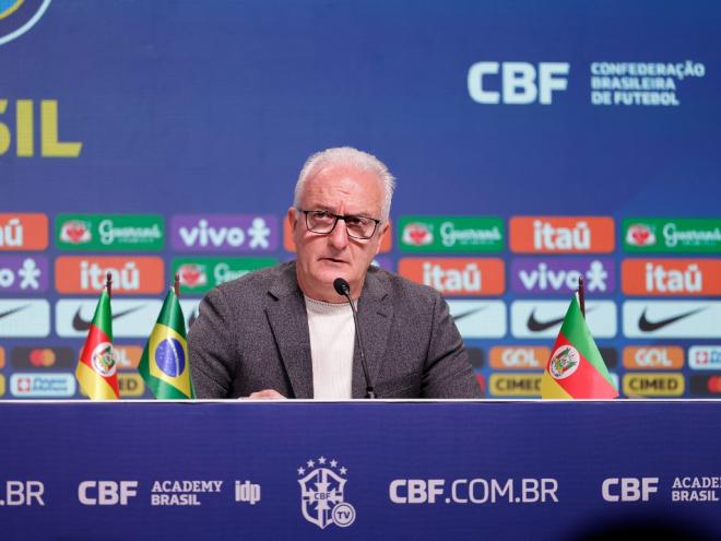 Após aval da Conmebol para convocar 26 jogadores, o técnico brasileiro chamou mais três atletas