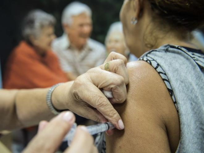 Vacinação é uma das formas de controle do número de casos e prevenção de agravamento e hospitalizações