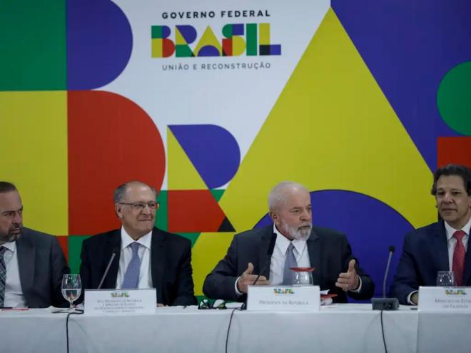 Presidente Luiz Inácio Lula da Silva (c) participa da reunião para anúncios referentes ao setor da indústria do aço. Foto: Joédson Alves/Agência Brasil