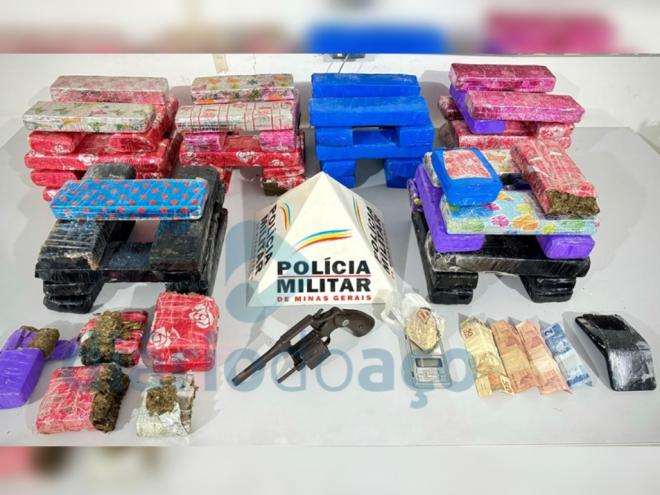 O material apreendido durante a operação que começou com a abordagem a um carro clonado