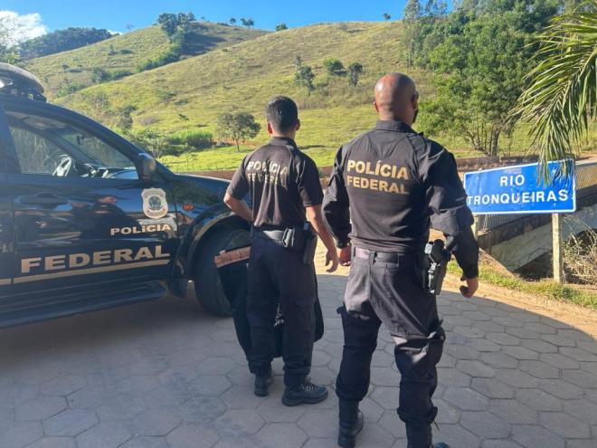 A PF estima que o esquema criminoso tenha movimentado mais de R$ 9 milhões e remetido ilegalmente para o exterior cerca de 63 pessoas, incluindo crianças e adolescentes