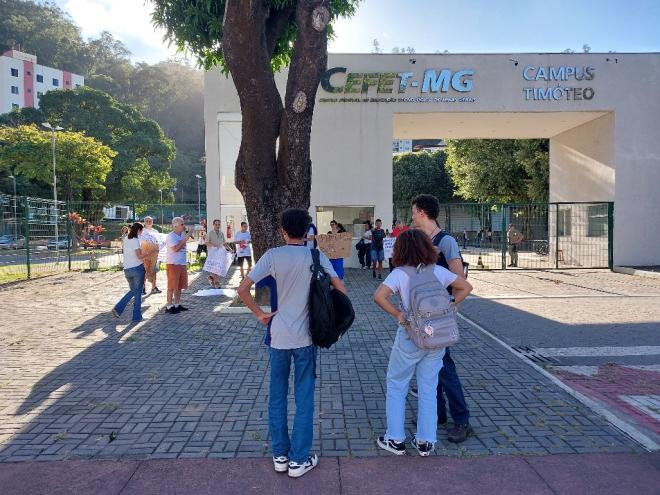 Servidores exibiram cartazes em frente à instituição em protesto contra a precariedade da educação pública federal 