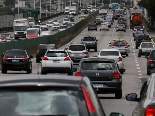 A proporção de trabalhadores com jornadas entre 49 e 60 horas semanais passou de 21,8% em 2012 para 27,3% em 2022.