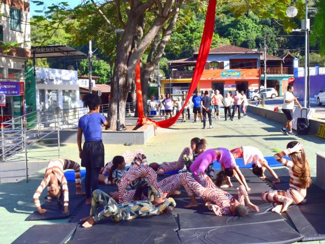 Aulas de circo e aéreo em tecidos movimentam o público