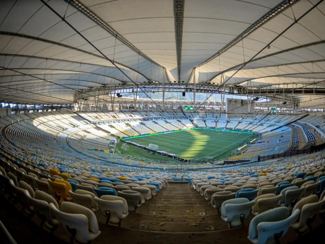 Vários ex-jogadores e artistas vão entrar em campo neste domingo para um jogo solidário