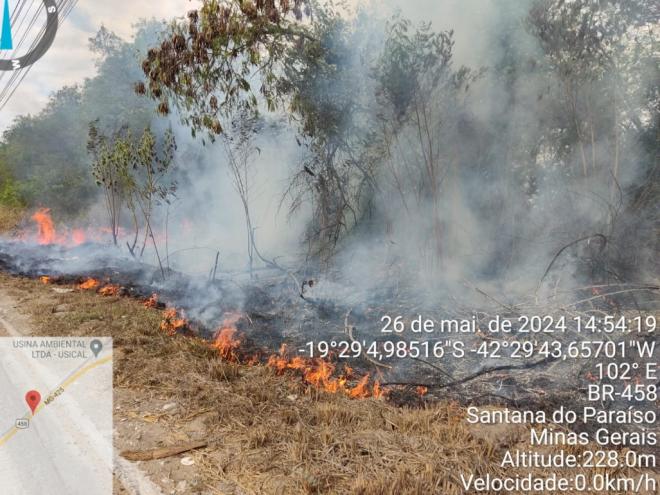 Em determinado momento o incêndio que o homem em situação de rua provocou levou à  interrupção do tráfego na BR-458 e na EFVM