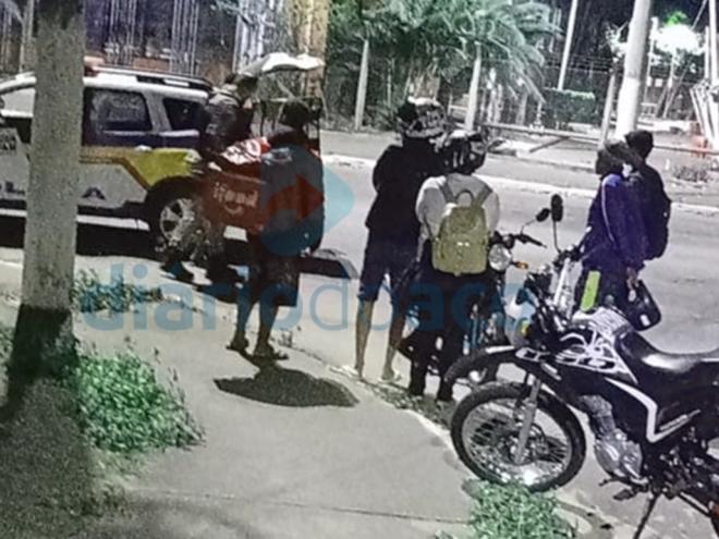 O momento que os adolescentes são detidos pelos policiais militares em Timóteo