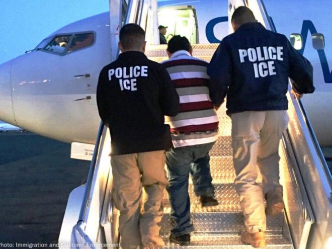 Nesta sexta-feira chegou ao aeroporto em Confins, o voo trazendo brasileiros presos em solo estadunidense como criminosos procurados internacionais; um deles tem condenação por abusar da sobrinha dos 6 aos 12 anos