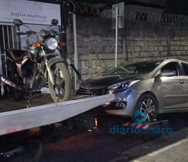 O condutor da moto abandonou o veículo e fugiu para o mato; o motorista do HB20 estava tão doido que 'falava com um ser imaginário' e também foi preso 