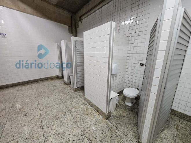 Clientes acionaram funcionários do comércio afirmando que testemunharam dois homens envolvidos em um ato obsceno no banheiro localizado no estacionamento, o flagrante foi feito e a polícia acionada