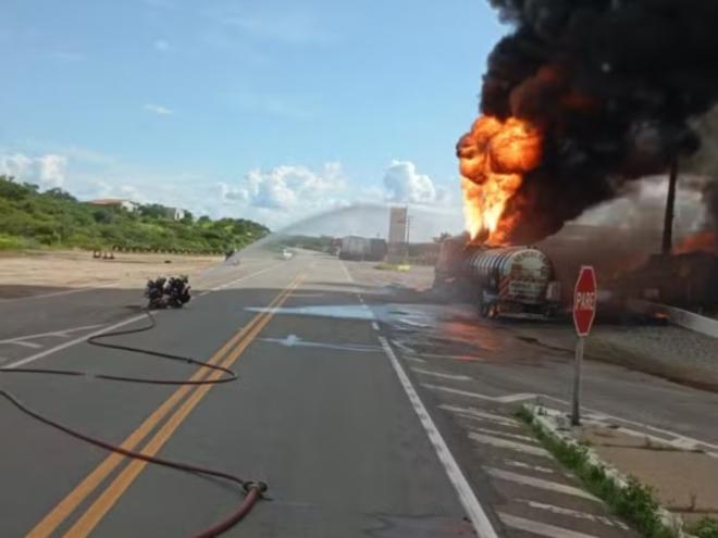 Incêndio foi iniciado quando válvula de carreta-tanque estourou e líquido altamente inflamável atingiu área onde família mineira cozinhava