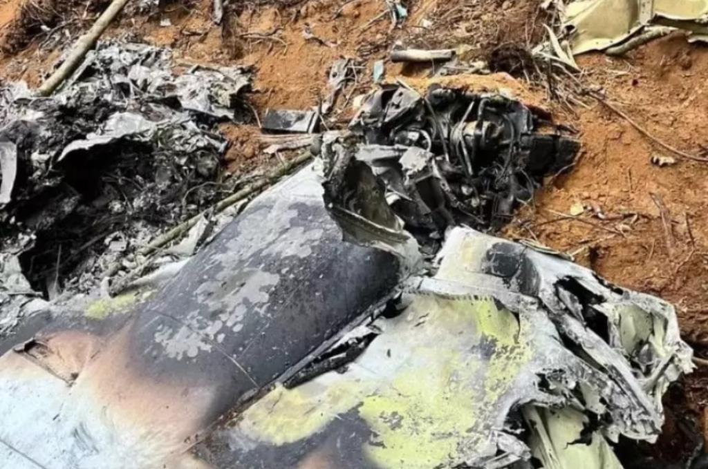 Aeronave pegou fogo depois de atingir o solo 