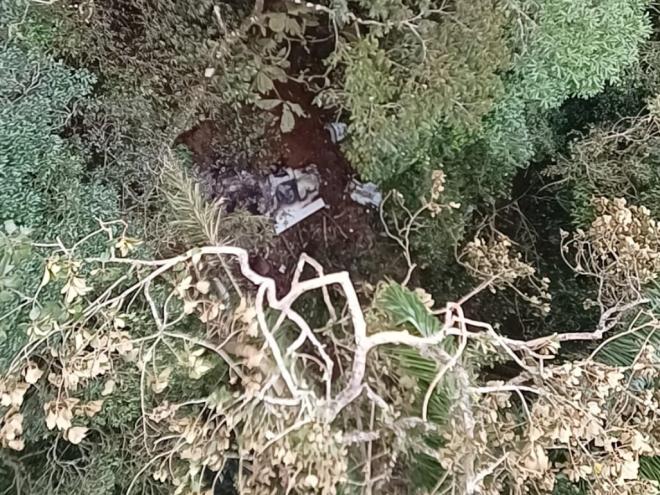 Destroços da aeronave foram encontrados em meio à vegetação 