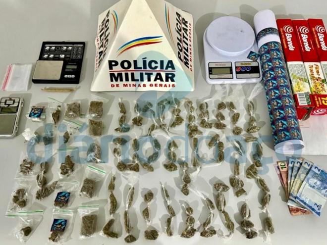 O entorpecente e objetos utilizados na traficância apreendidos pelos policiais militares