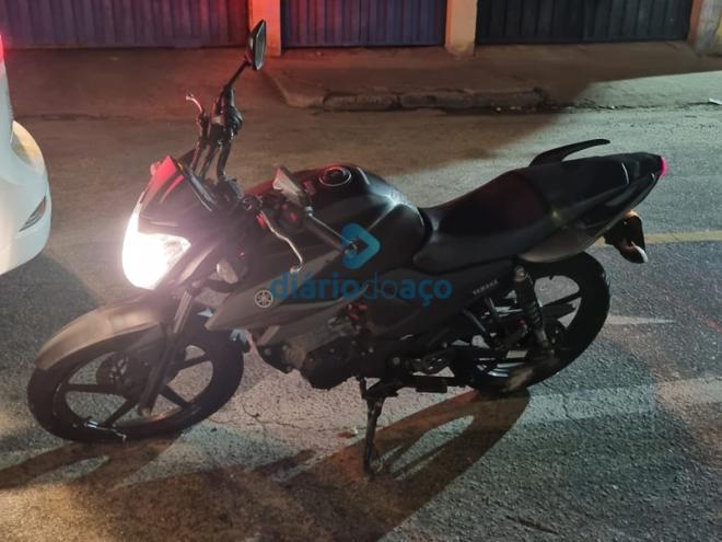 A moto furtada foi apreendida pela PM no bairro Iguaçu