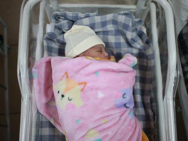 Lizzie nasceu com 3 Kg e mede 47cm 