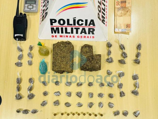O material entorpecente e objetos usados pelos traficantes que foram apreendidos na residência