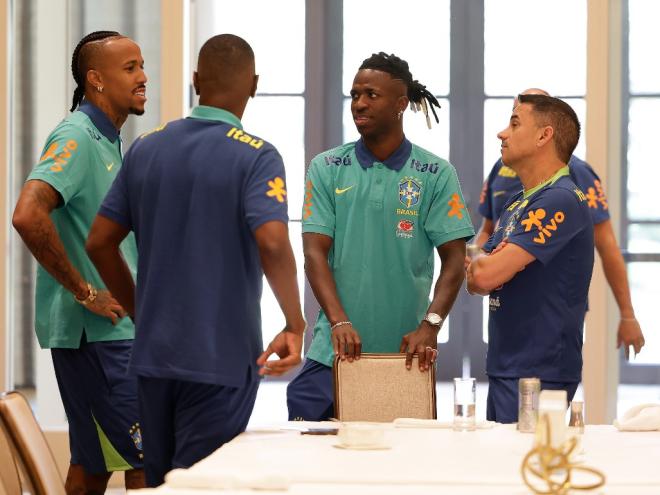 Campeões da Champions, Militão e Vini Jr. se apresentaram à seleção na quarta-feira