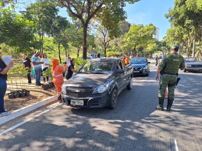 Houve uma blitz ecológica na avenida Roberto Burle Marx, em Ipatinga, com distribuição de mudas