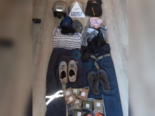 As roupas que os assaltantes usavam no momento do crime, além de alguns temperos roubados na loja