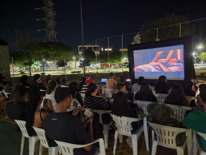 Sessões de cinema movimentam os espaços públicos