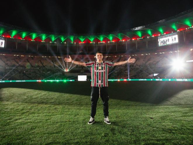 O zagueiro vestiu a camisa 3 do clube diante de mais de 55 mil torcedores