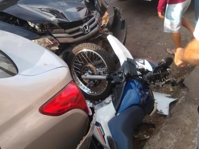 Motorista alega que motociclista atravessou cruzamento sem observar o fluxo; atingida pelo Honda City, motocicleta foi projetada contra outro carro estacionado