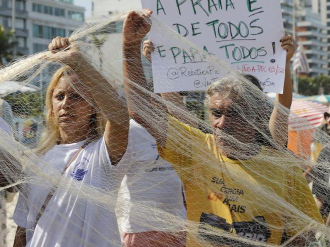 Manifestação isola trecho na areia de Ipanema contra a tramitação da PEC das Praias 03/2022 no Senado Federal. Foto: Fernando Frazão/Agência Brasil