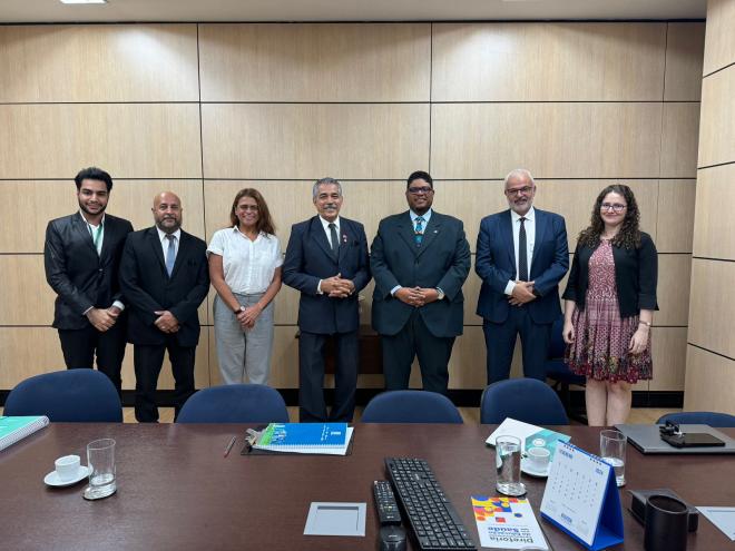 Representantes da proposta junto a integrantes do MEC