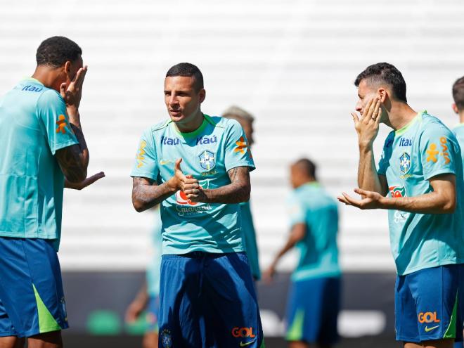 Guilherme Arana briga pela titularidade na seleção brasileira