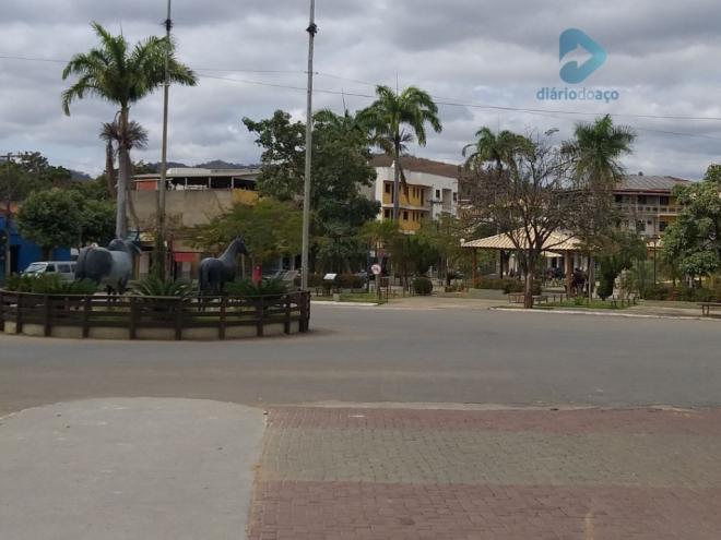 Policiais Civis cumpriram segunda-feira, mandado de prisão contra dois traficantes, uma mulher de 61 e um homem de 44, investigados por tráfico de drogas em São João do Oriente 