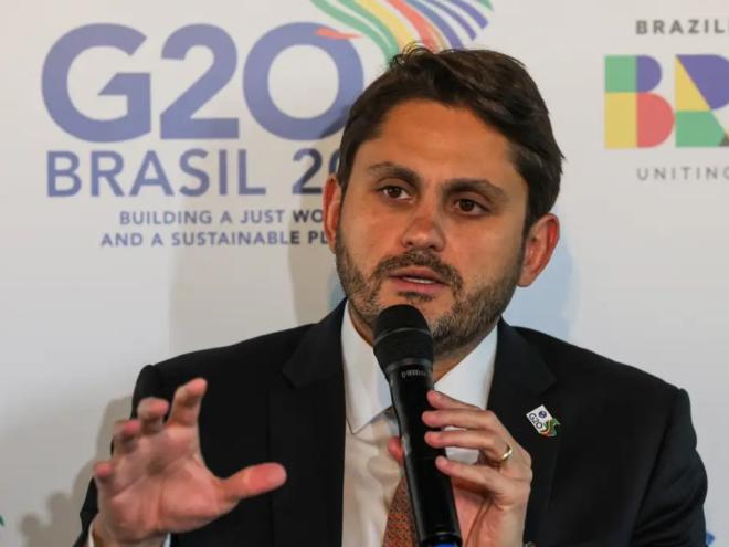 Ele é suspeito de uso indevido de recursos públicos