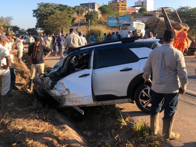 Motorista saiu ileso do acidente, apensar da cena de destruição no local da batida 