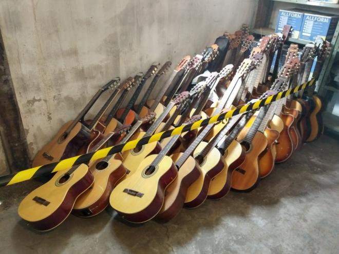 São disponibilizados 23 lotes com itens diversos